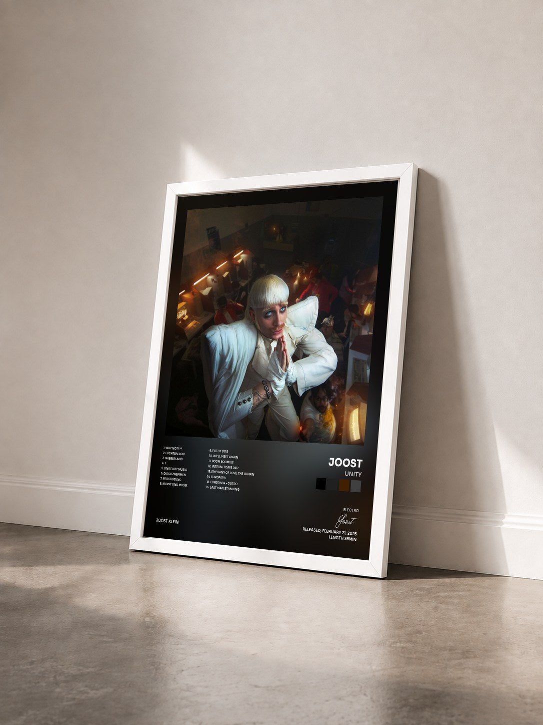 #blanc Tableau de l'album Unity de Joost vu de trois quarts, cadre blanc