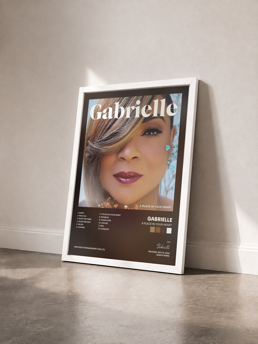 #blanc Tableau de l'album A Place In Your Heart de Gabrielle vu de trois quarts, cadre blanc