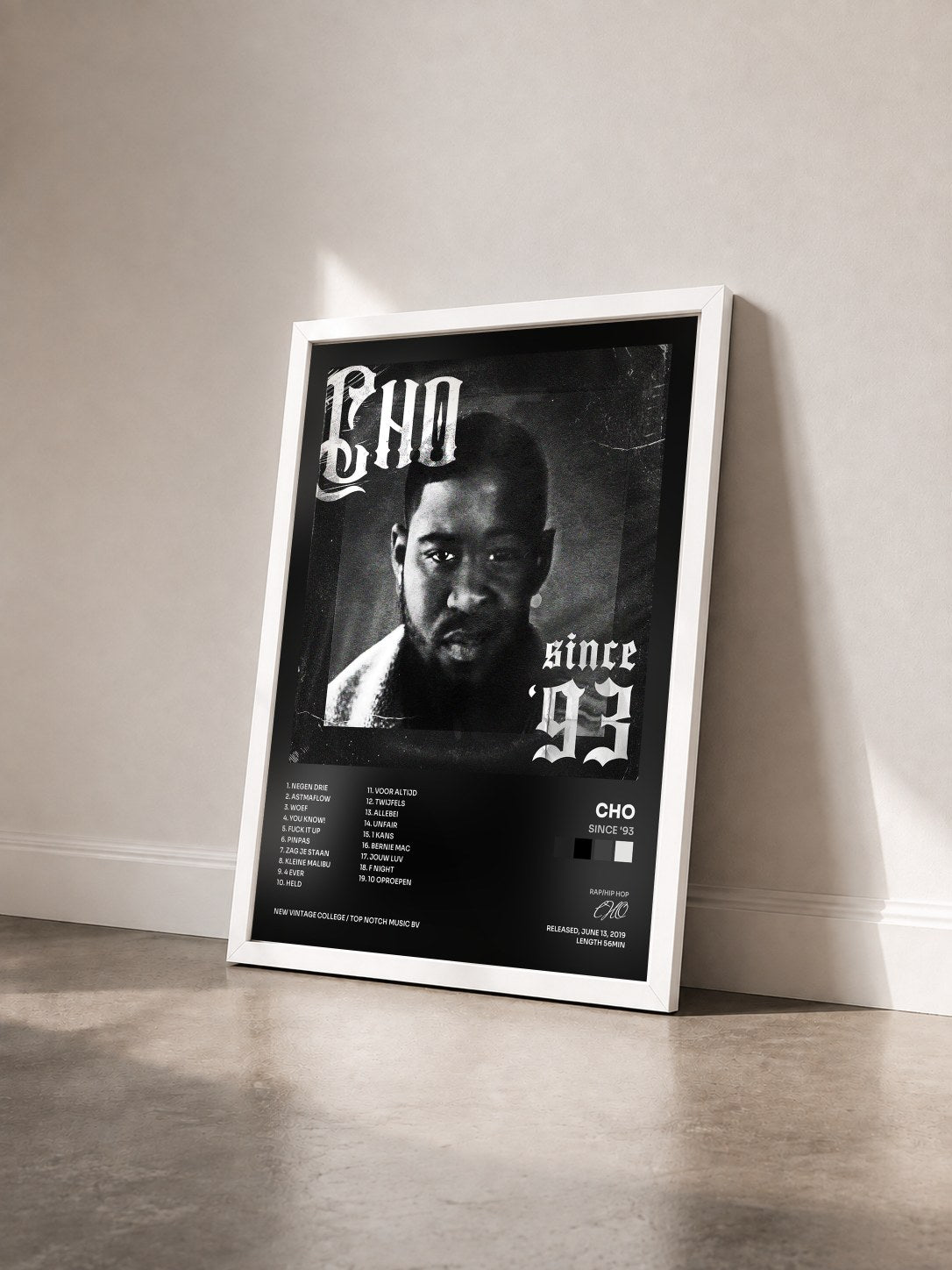 #blanc Tableau de l'album SINCE '93 de CHO vu de trois quarts, cadre blanc