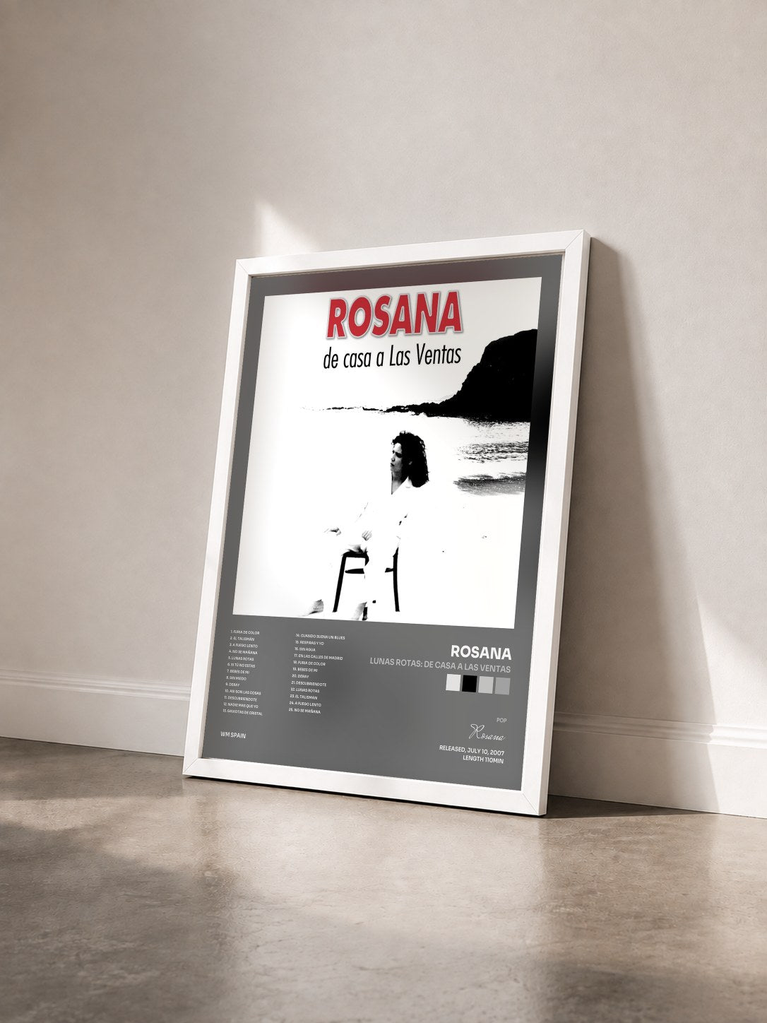 #blanc Tableau de l'album Lunas Rotas: De casa a las ventas de Rosana vu de trois quarts, cadre blanc