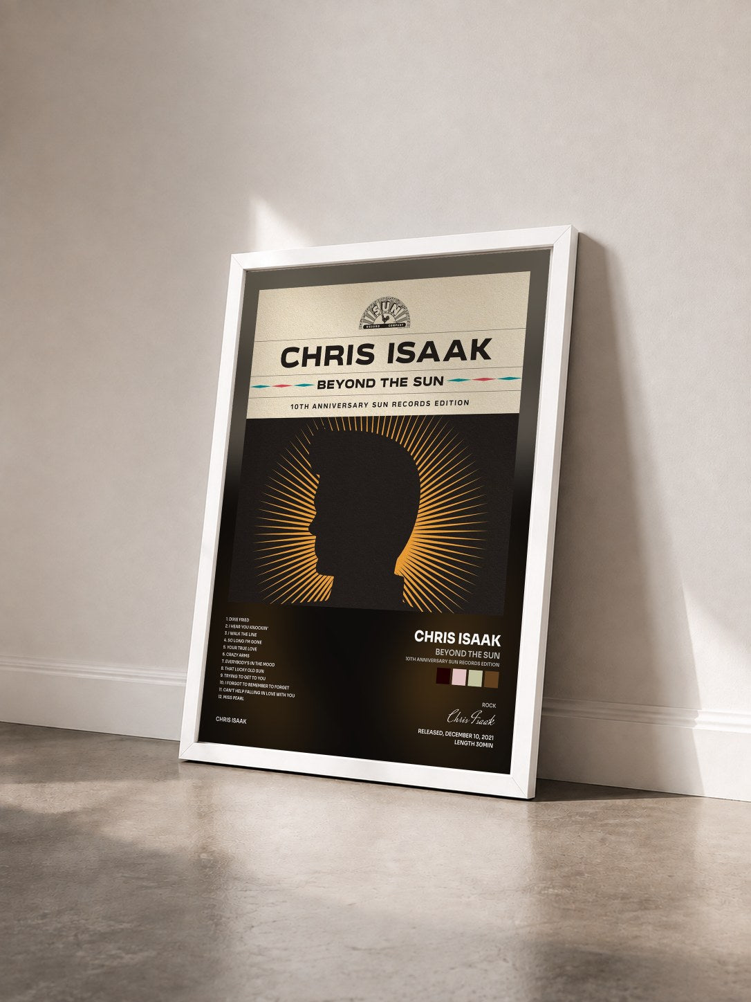 #blanc Tableau de l'album Beyond The Sun (10th Anniversary Sun Records Edition) de Chris Isaak vu de trois quarts, cadre blanc