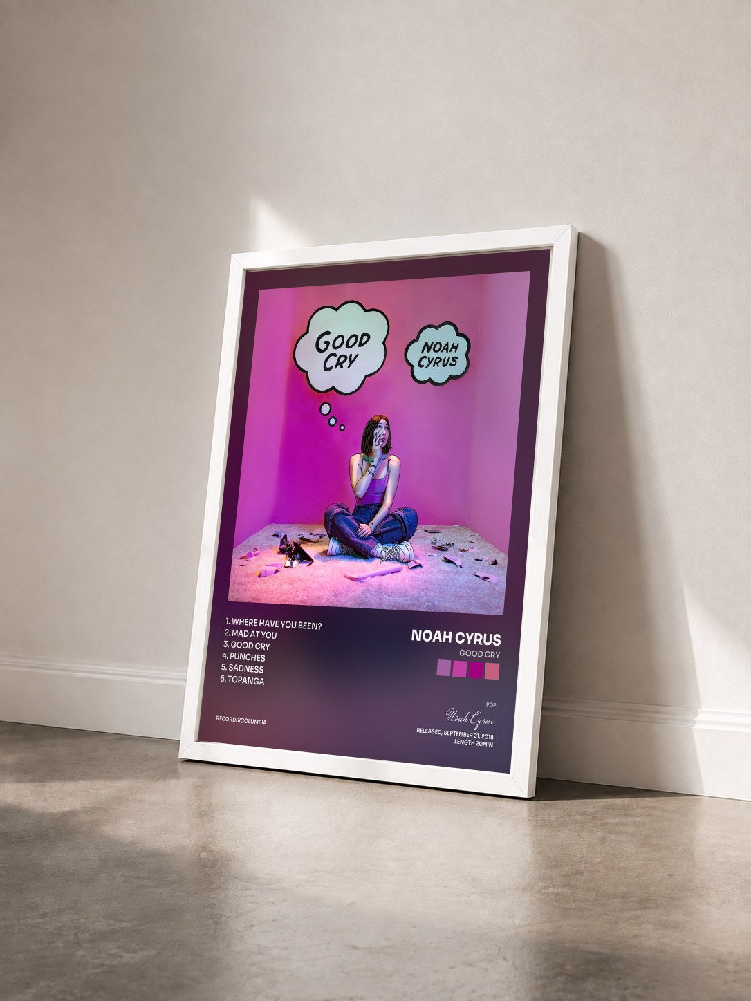 #blanc Tableau de l'album Good Cry de Noah Cyrus vu de trois quarts, cadre blanc