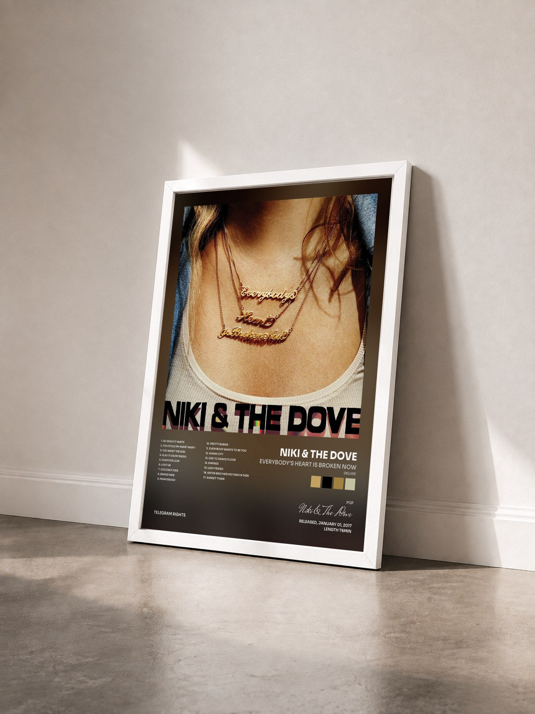 #blanc Tableau de l'album Everybody's Heart Is Broken Now (Deluxe) de Niki & The Dove vu de trois quarts, cadre blanc