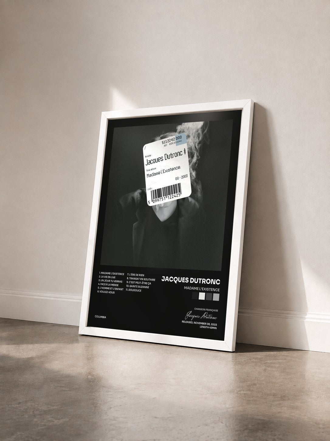 #blanc Tableau de l'album Madame l'existence de Jacques Dutronc vu de trois quarts, cadre blanc