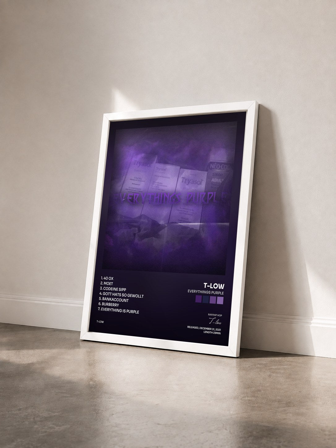 #blanc Tableau de l'album EVERYTHINGS PURPLE de T-low vu de trois quarts, cadre blanc