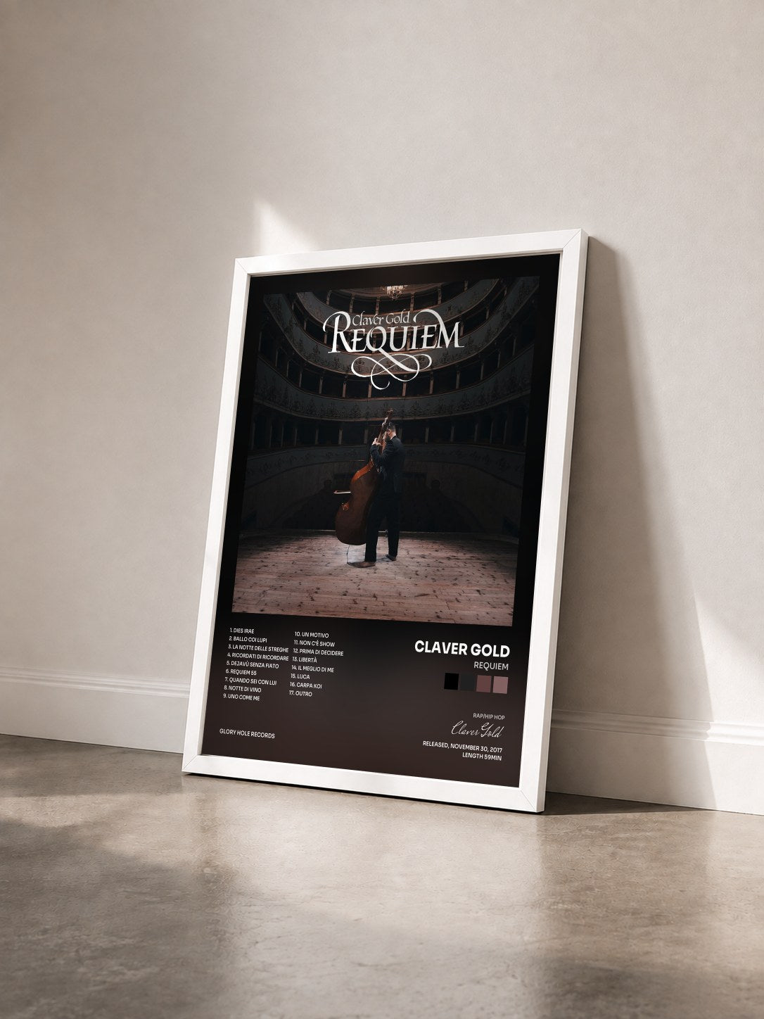 #blanc Tableau de l'album Requiem de Claver Gold vu de trois quarts, cadre blanc