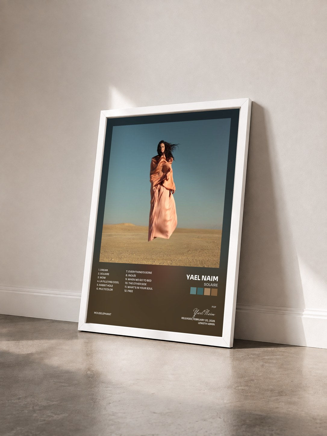 #blanc Tableau de l'album Solaire de Yael Naim vu de trois quarts, cadre blanc