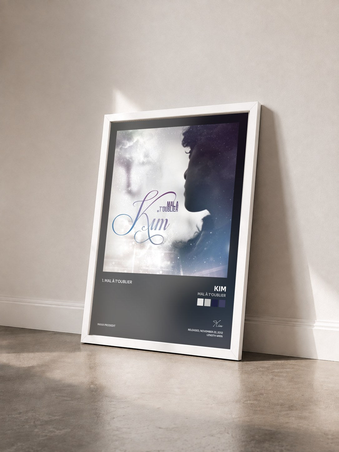 #blanc Tableau de l'album Mal à t'oublier de Kim vu de trois quarts, cadre blanc