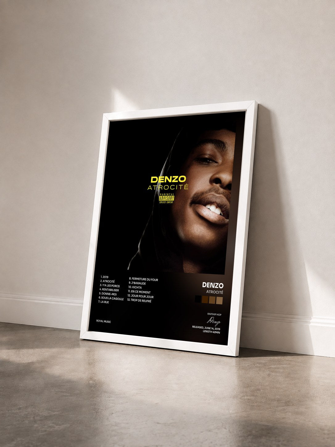 #blanc Tableau de l'album Atrocité de Denzo vu de trois quarts, cadre blanc