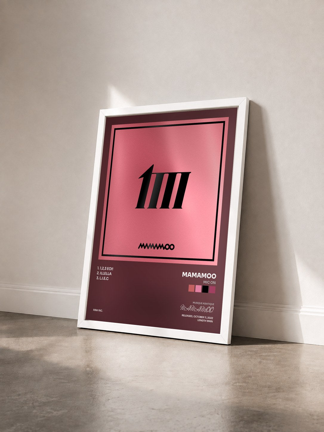 #blanc Tableau de l'album MIC ON de MAMAMOO vu de trois quarts, cadre blanc
