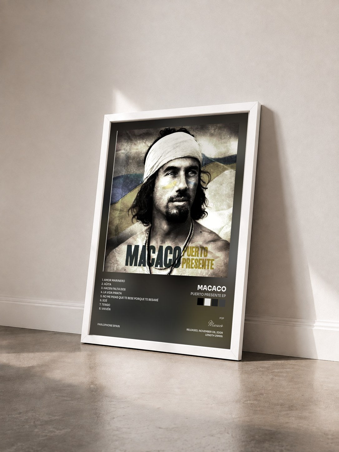 #blanc Tableau de l'album Puerto Presente EP de Macaco vu de trois quarts, cadre blanc
