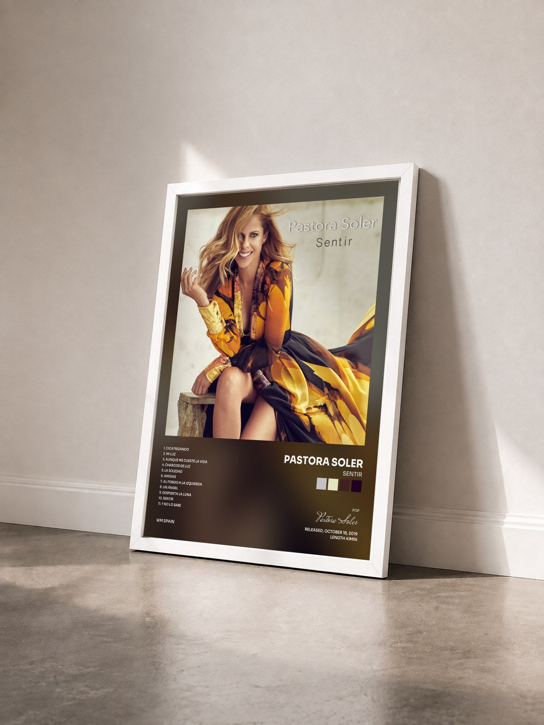 #blanc Tableau de l'album Sentir de Pastora Soler vu de trois quarts, cadre blanc