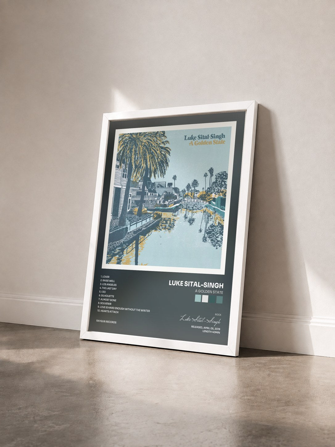 #blanc Tableau de l'album A Golden State de Luke Sital-Singh vu de trois quarts, cadre blanc