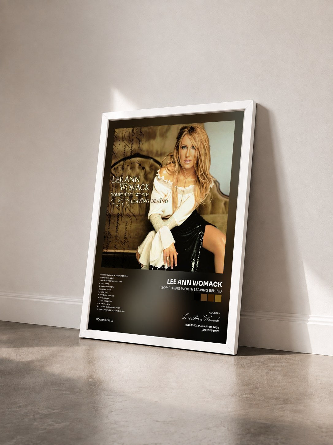 #blanc Tableau de l'album Something Worth Leaving Behind de Lee Ann Womack vu de trois quarts, cadre blanc