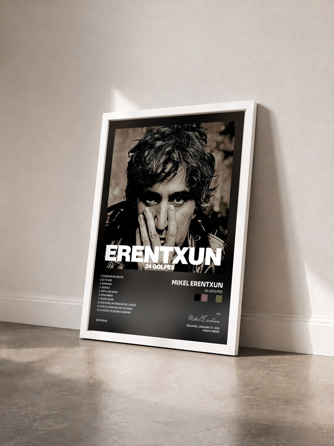 #blanc Tableau de l'album 24 Golpes de Mikel Erentxun vu de trois quarts, cadre blanc