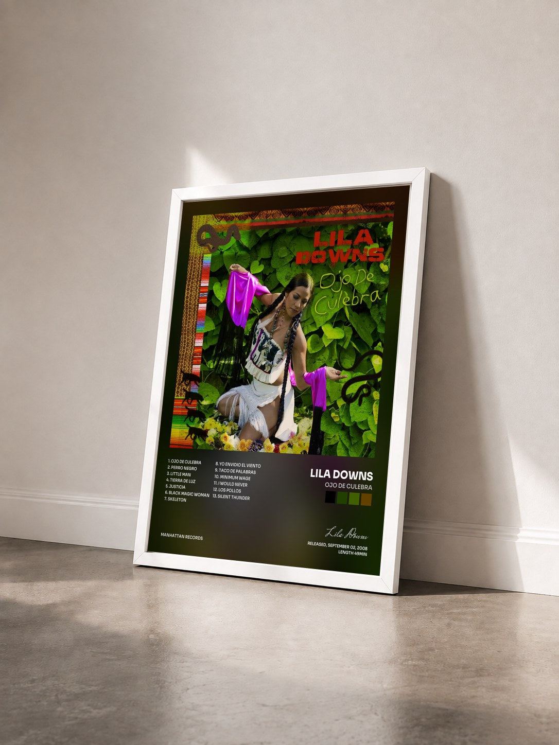 #blanc Tableau de l'album Ojo De Culebra de Lila Downs vu de trois quarts, cadre blanc