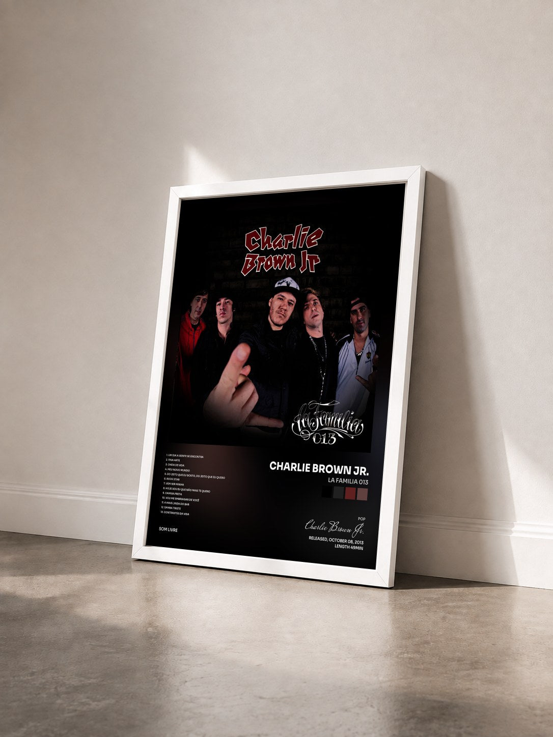 #blanc Tableau de l'album La Familia 013 de Charlie Brown Jr. vu de trois quarts, cadre blanc