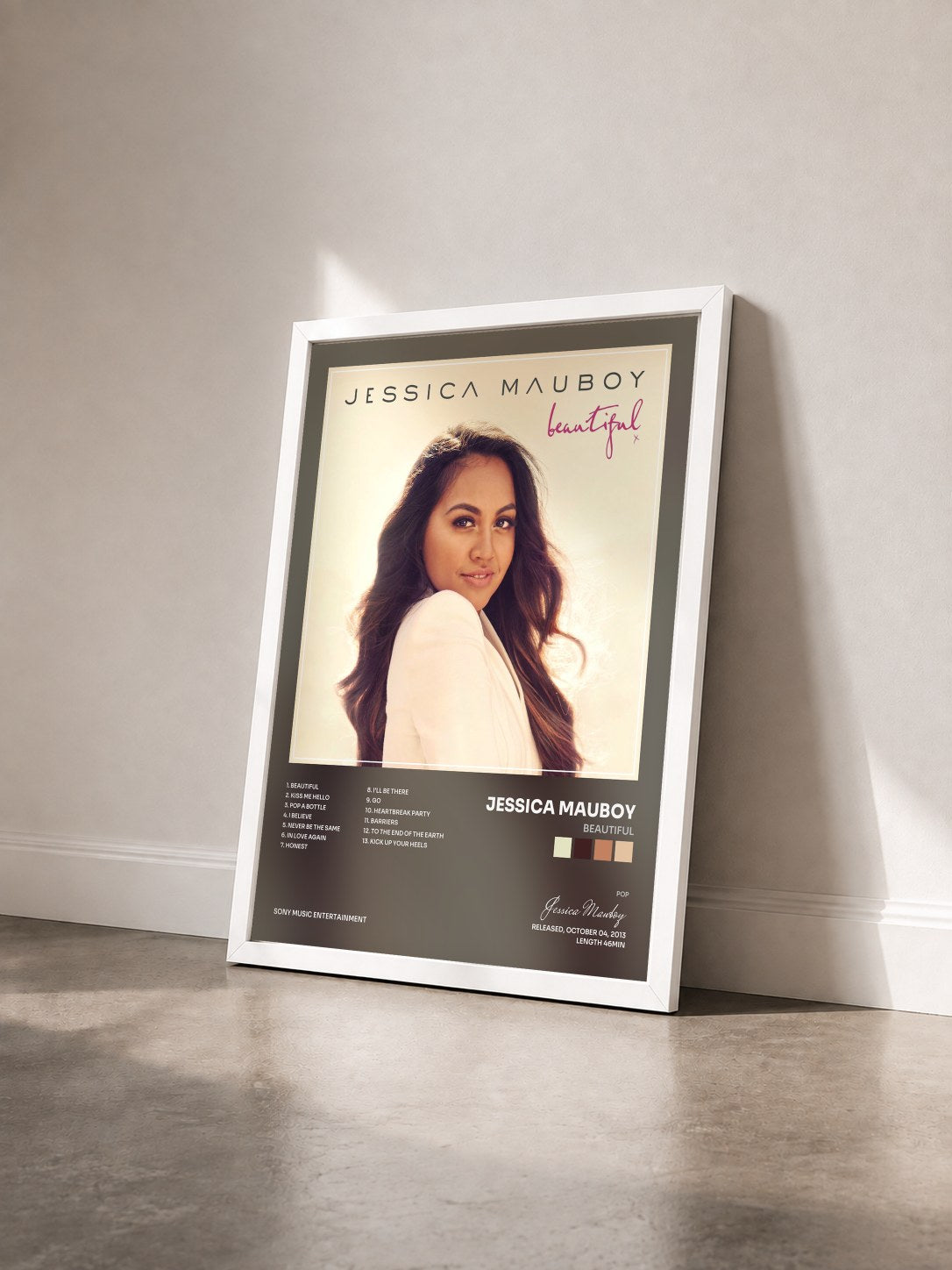 #blanc Tableau de l'album Beautiful de Jessica Mauboy vu de trois quarts, cadre blanc