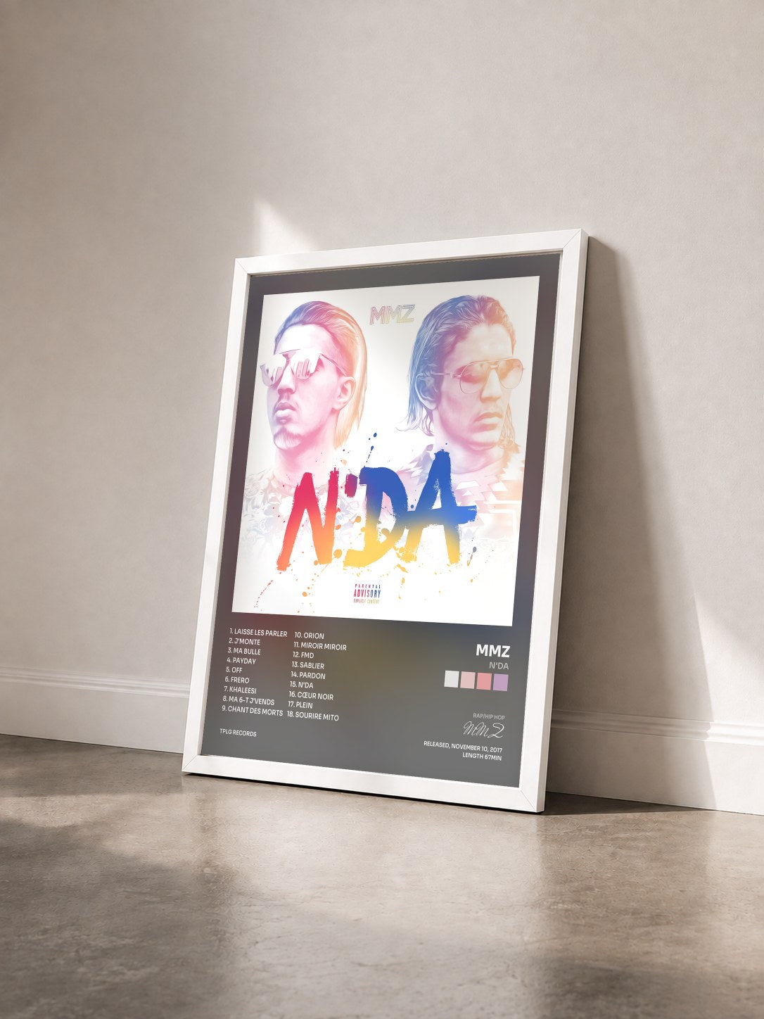#blanc Tableau de l'album N'DA de MMZ vu de trois quarts, cadre blanc