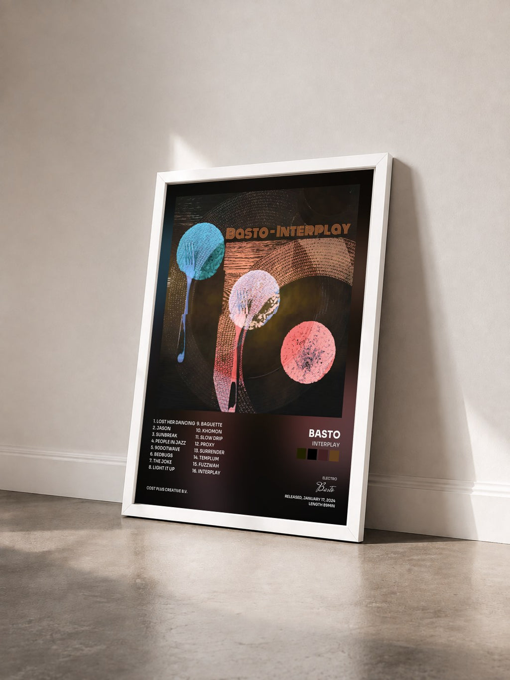 #blanc Tableau de l'album Interplay de Basto vu de trois quarts, cadre blanc