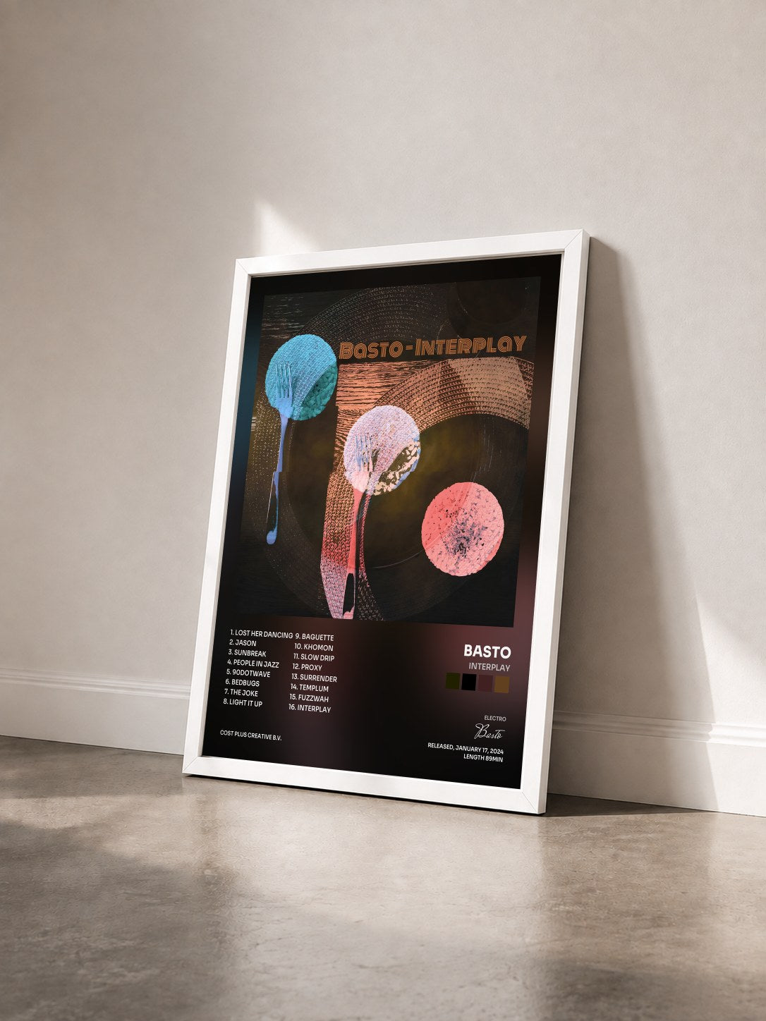 #blanc Tableau de l'album Interplay de Basto vu de trois quarts, cadre blanc