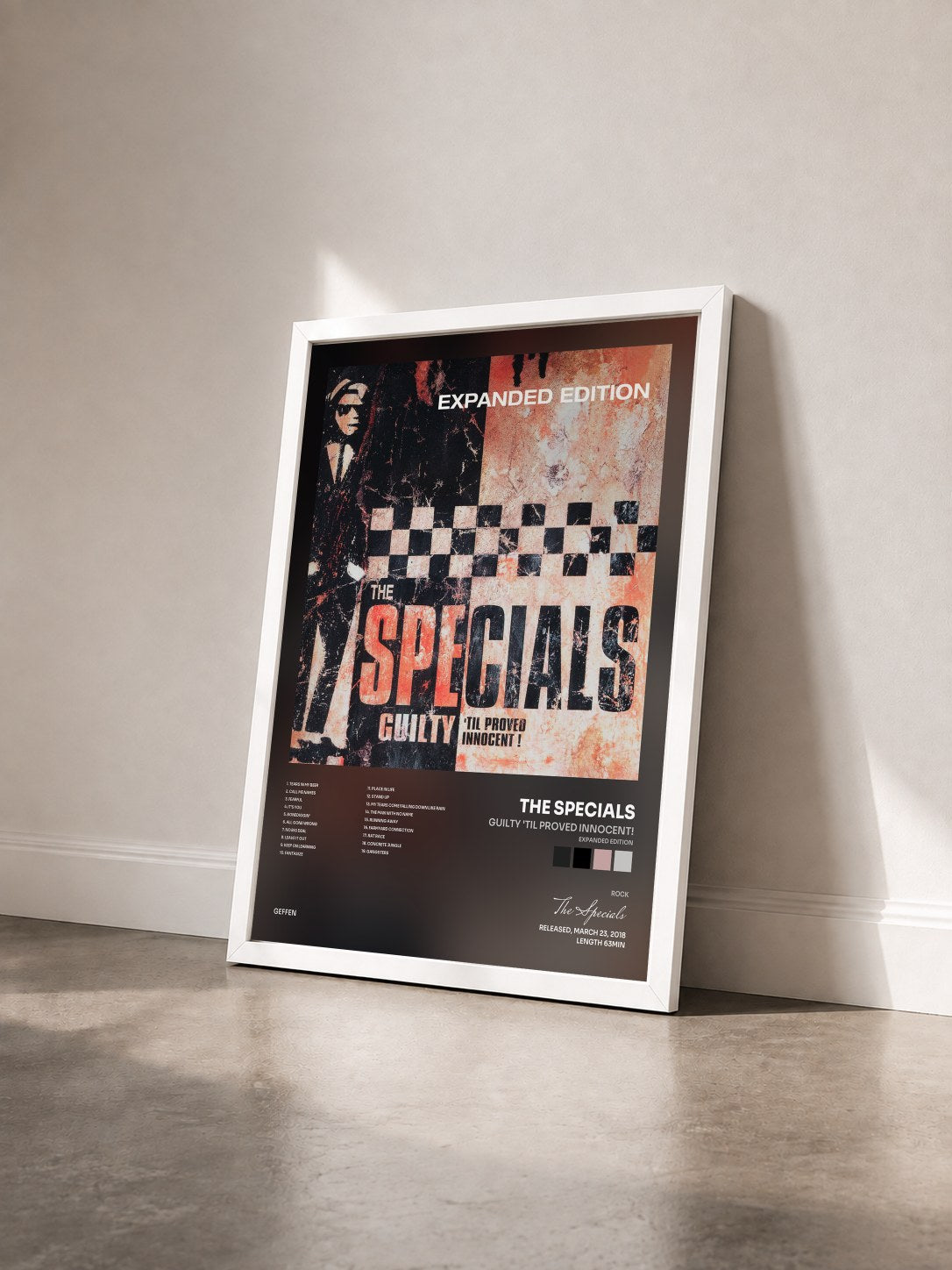 #blanc Tableau de l'album Guilty 'Til Proved Innocent! (Expanded Edition) de The Specials vu de trois quarts, cadre blanc
