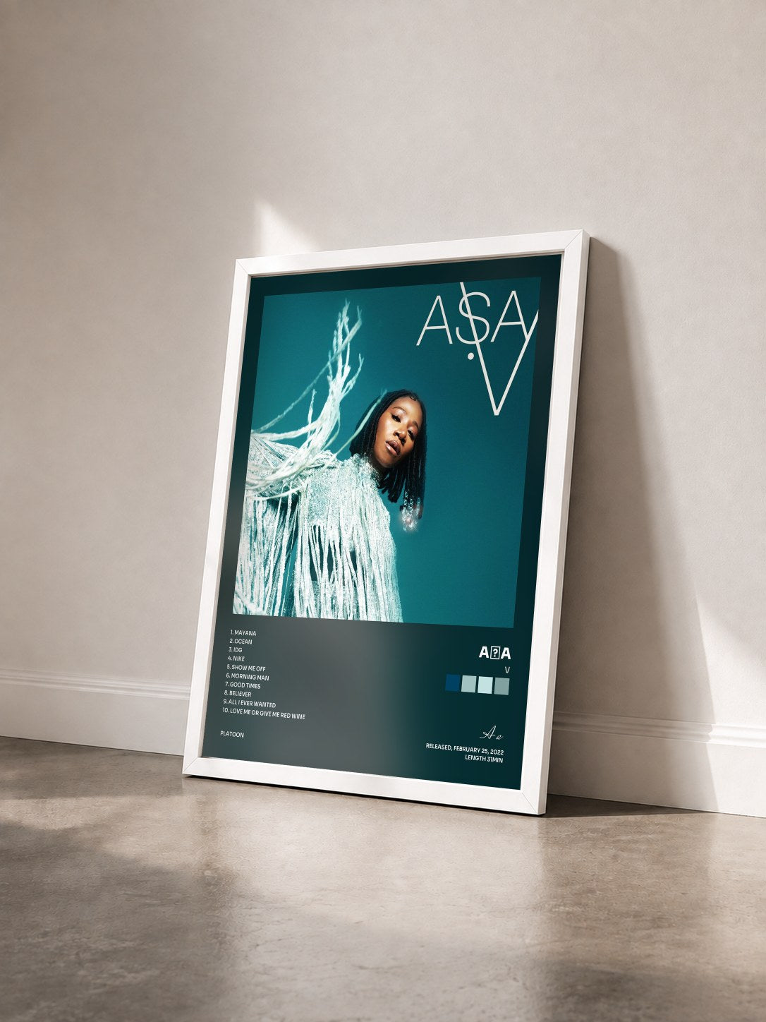 #blanc Tableau de l'album V de Aṣa vu de trois quarts, cadre blanc