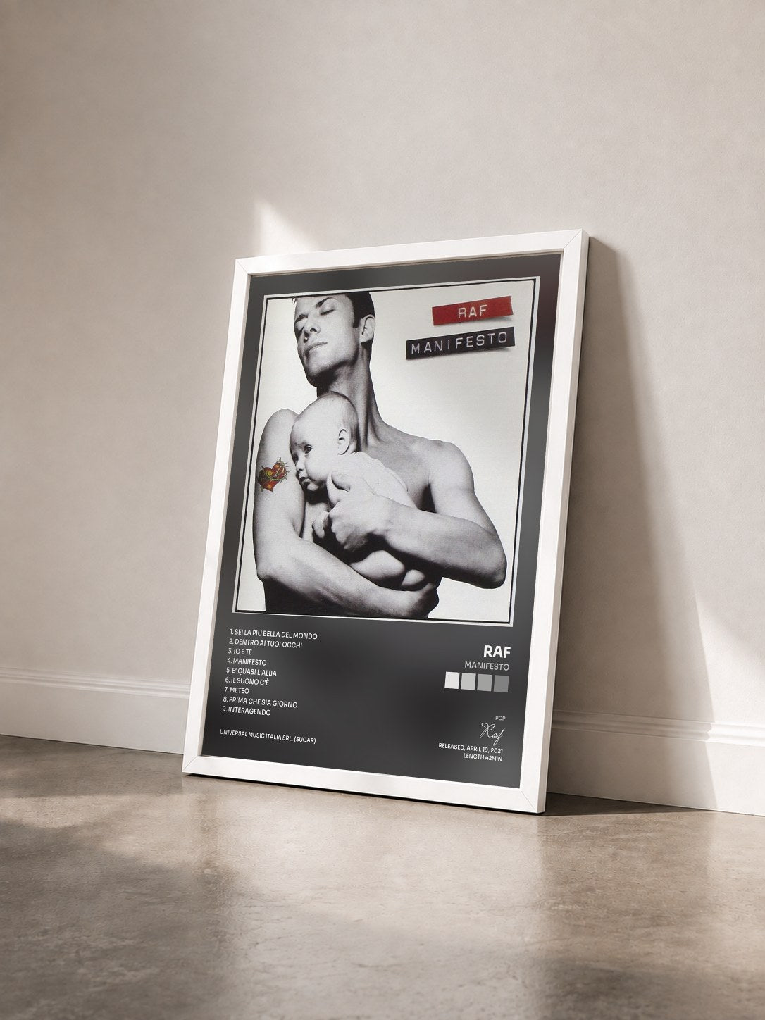 #blanc Tableau de l'album Manifesto de Raf vu de trois quarts, cadre blanc