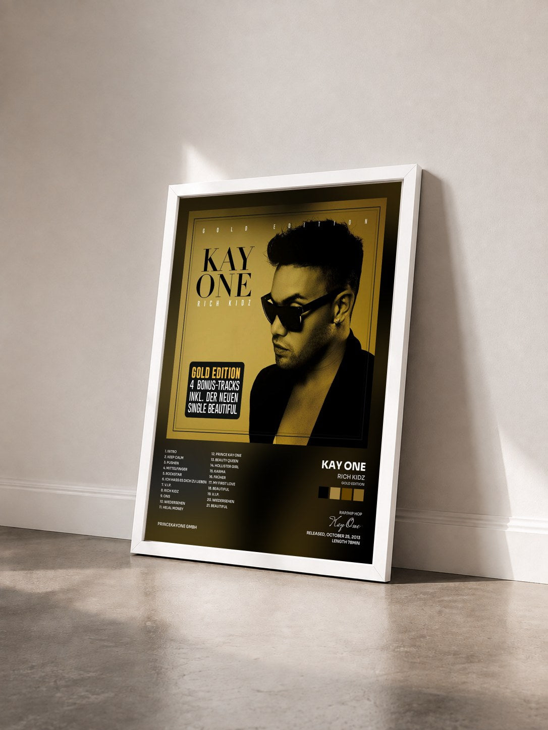 #blanc Tableau de l'album Rich Kidz (Gold Edition) de Kay One vu de trois quarts, cadre blanc