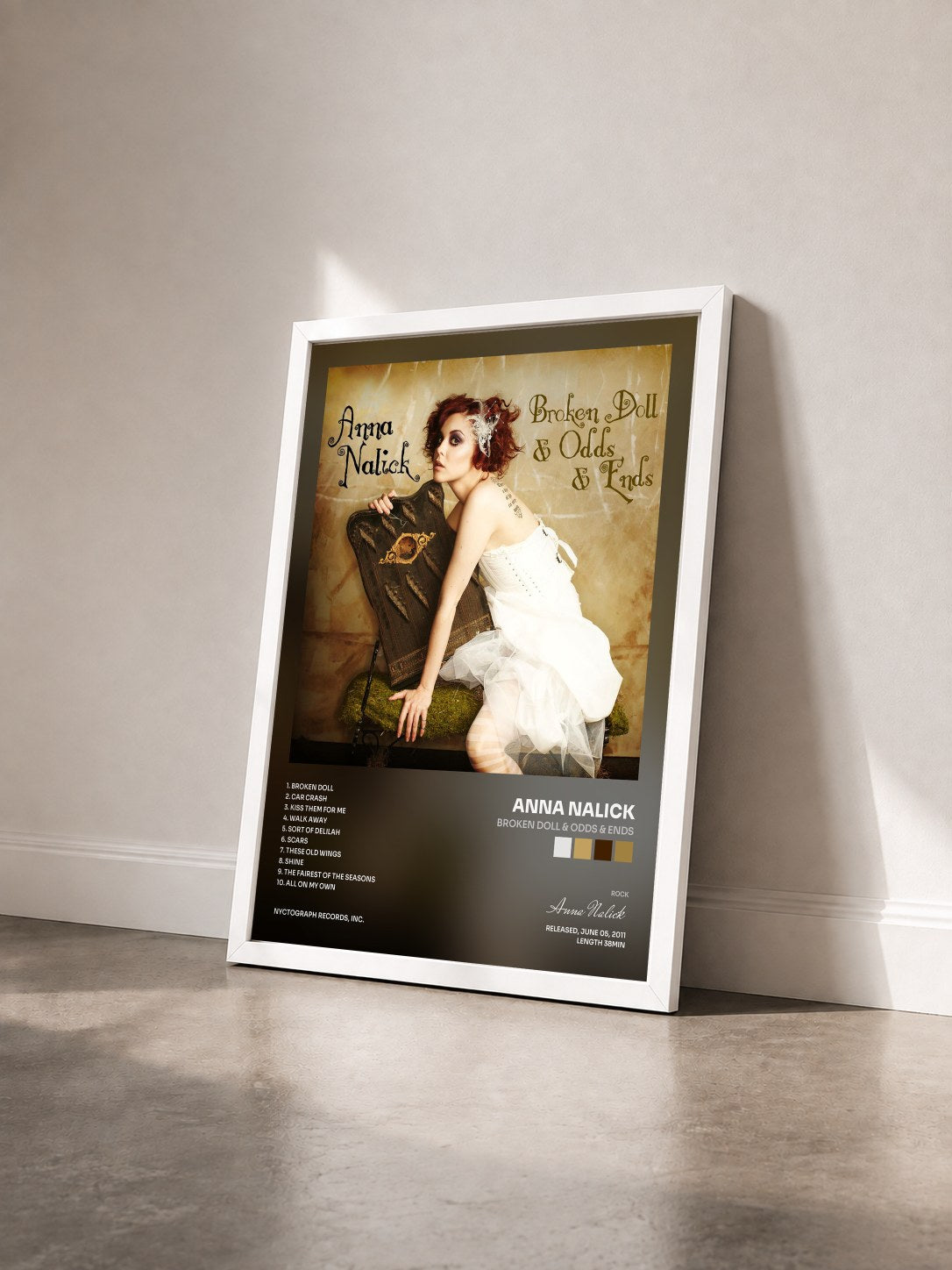 #blanc Tableau de l'album Broken Doll & Odds & Ends de Anna Nalick vu de trois quarts, cadre blanc