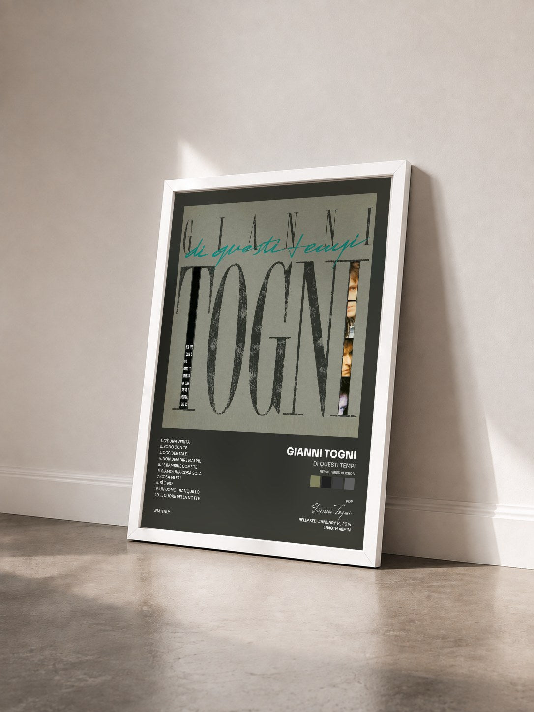 #blanc Tableau de l'album Di questi tempi (Remastered Version) de Gianni Togni vu de trois quarts, cadre blanc