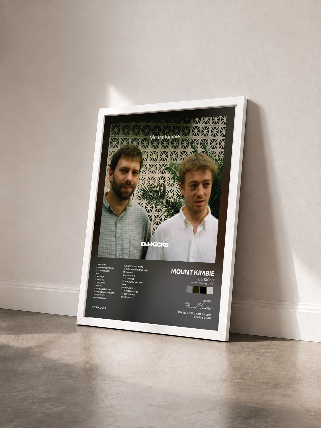 #blanc Tableau de l'album DJ-Kicks (Mount Kimbie) (DJ Mix) de Mount Kimbie vu de trois quarts, cadre blanc