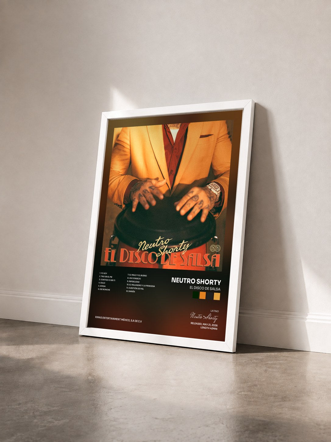 #blanc Tableau de l'album El Disco de Salsa de Neutro Shorty vu de trois quarts, cadre blanc