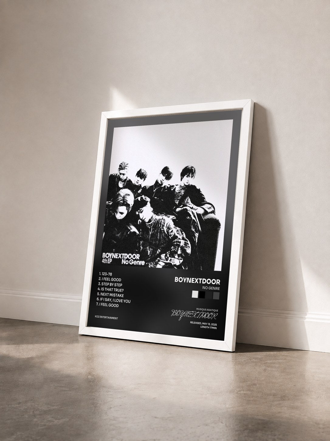 #blanc Tableau de l'album No Genre de BOYNEXTDOOR vu de trois quarts, cadre blanc