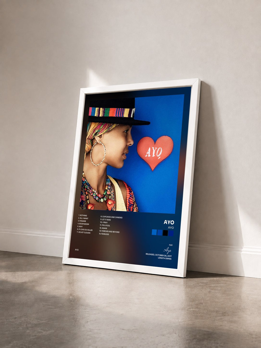 #blanc Tableau de l'album Ayo de Ayo vu de trois quarts, cadre blanc