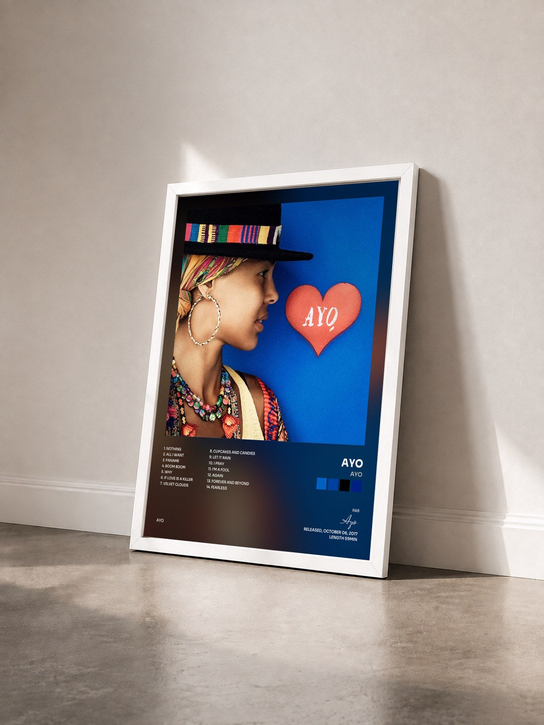 #blanc Tableau de l'album Ayo de Ayo vu de trois quarts, cadre blanc