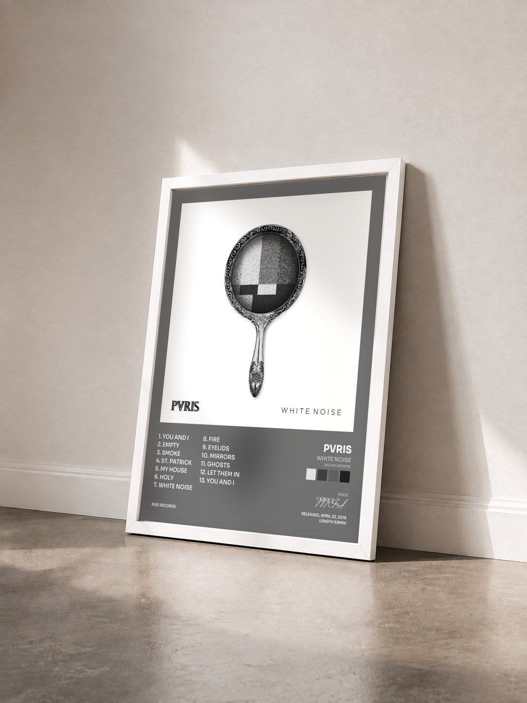 #blanc Tableau de l'album White Noise (Deluxe Version) de PVRIS vu de trois quarts, cadre blanc