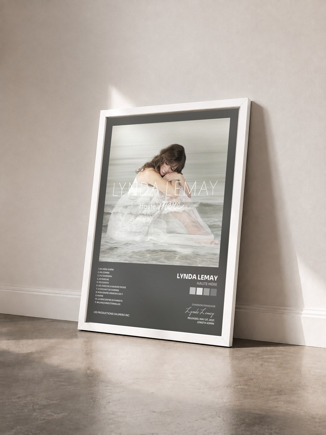 #blanc Tableau de l'album Haute Mère de Lynda Lemay vu de trois quarts, cadre blanc