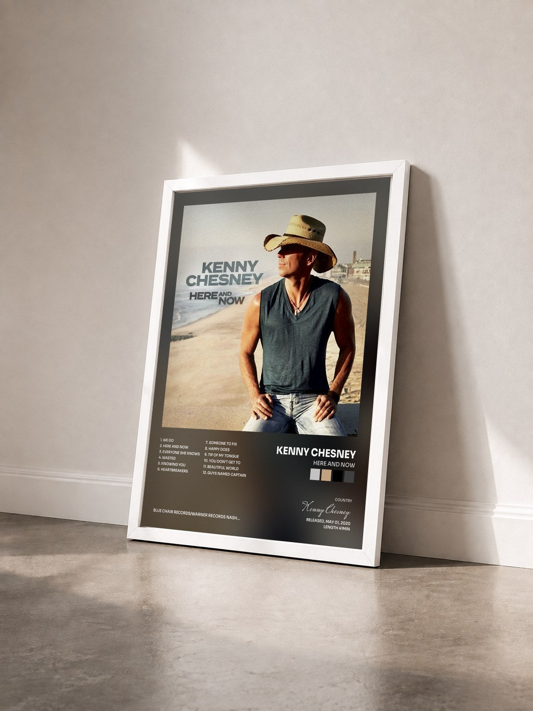 #blanc Tableau de l'album Here And Now de Kenny Chesney vu de trois quarts, cadre blanc
