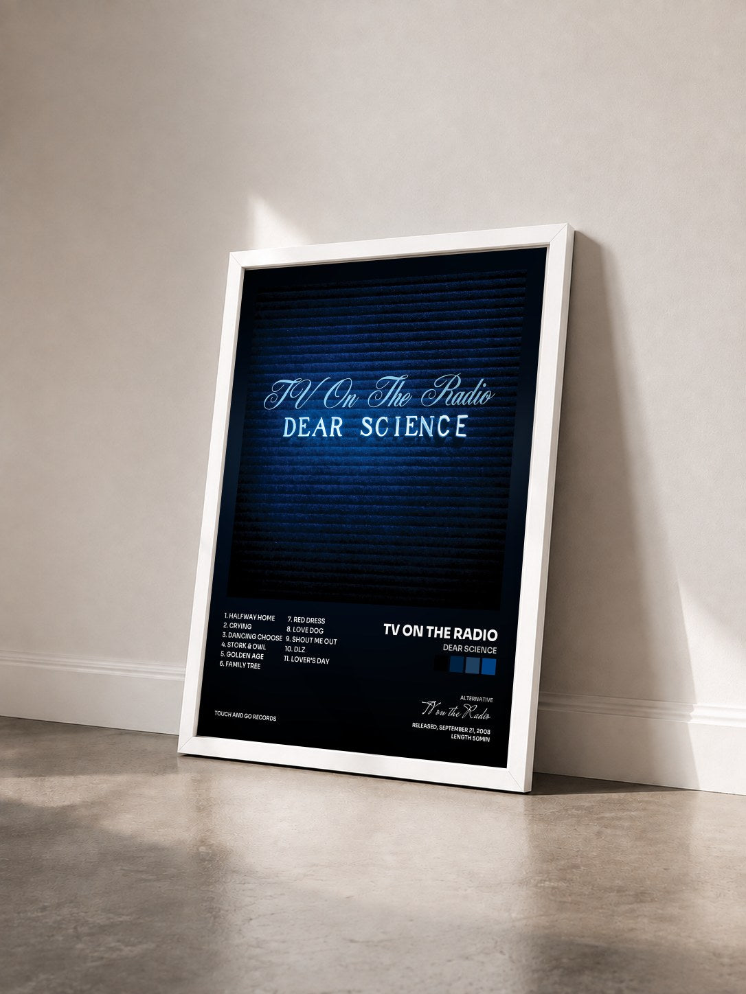 #blanc Tableau de l'album Dear Science de TV on the Radio vu de trois quarts, cadre blanc