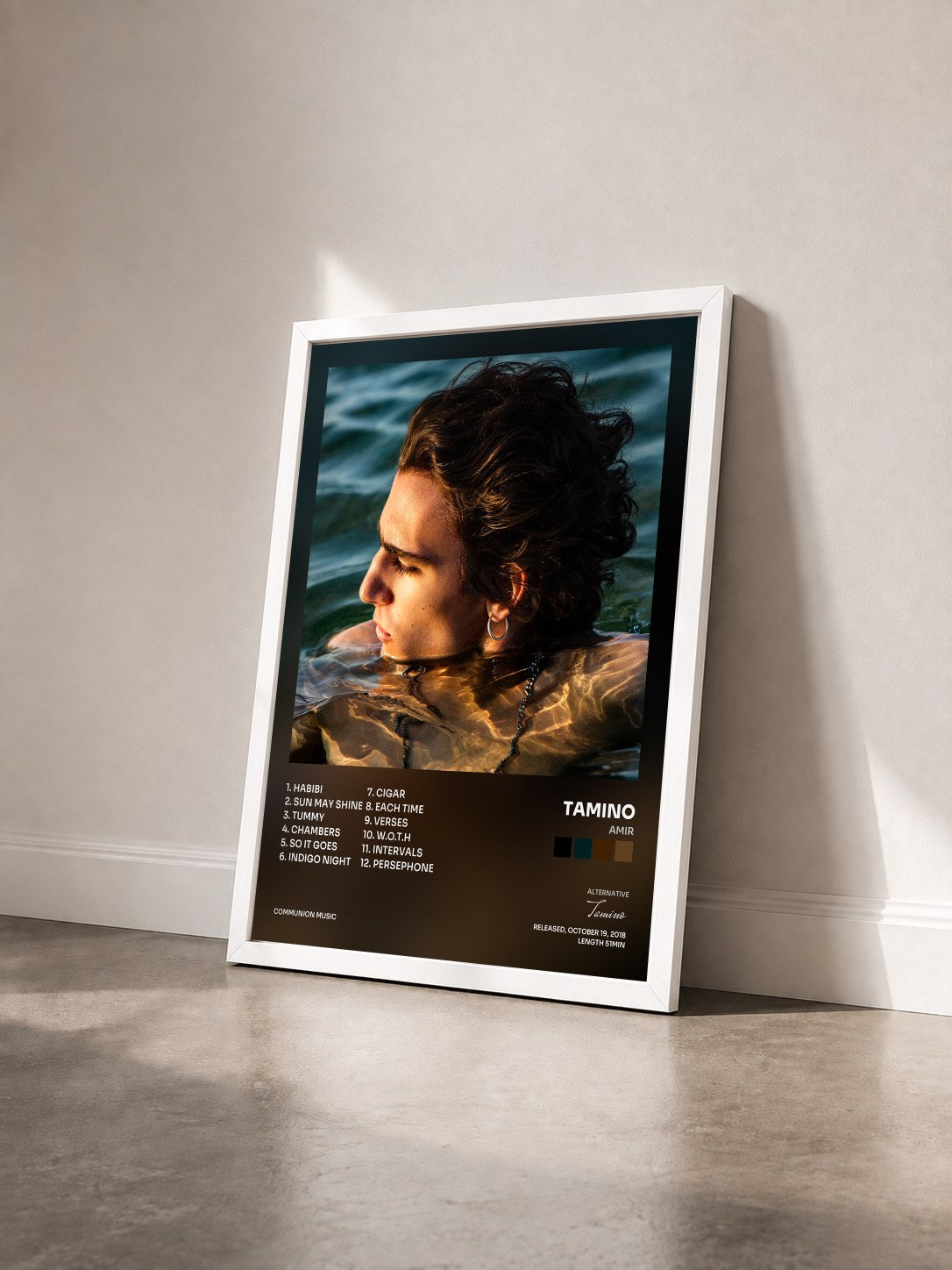 #blanc Tableau de l'album Amir de Tamino vu de trois quarts, cadre blanc