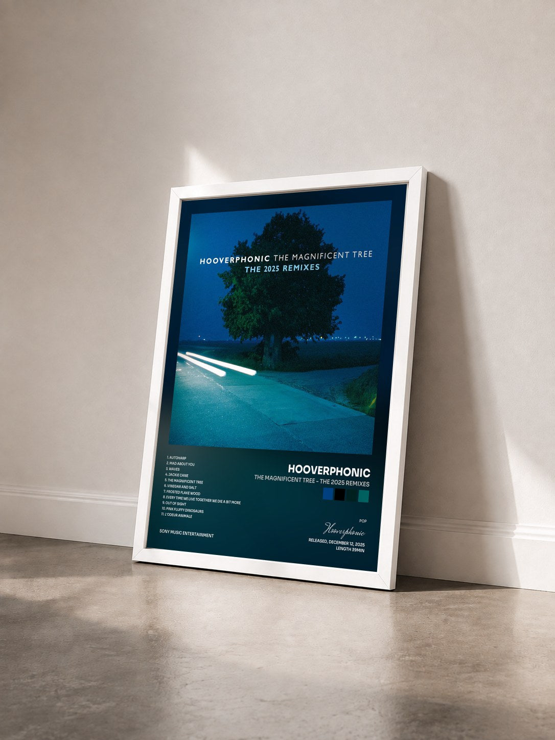 #blanc Tableau de l'album The Magnificent Tree - The 2025 Remixes de Hooverphonic vu de trois quarts, cadre blanc