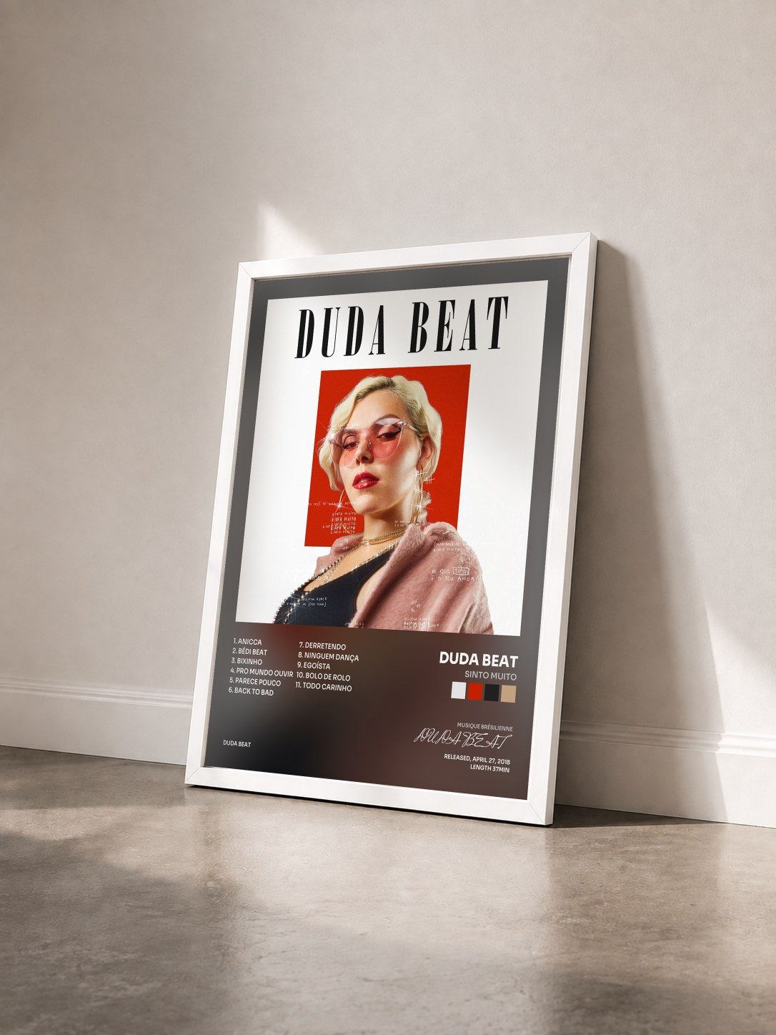 #blanc Tableau de l'album Sinto Muito de DUDA BEAT vu de trois quarts, cadre blanc