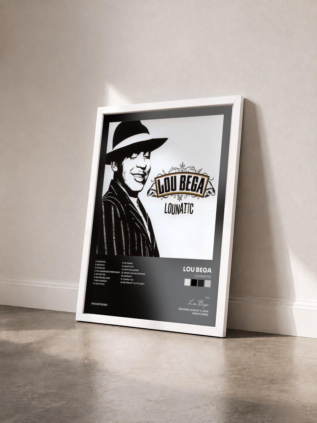 #blanc Tableau de l'album Lounatic de Lou Bega vu de trois quarts, cadre blanc