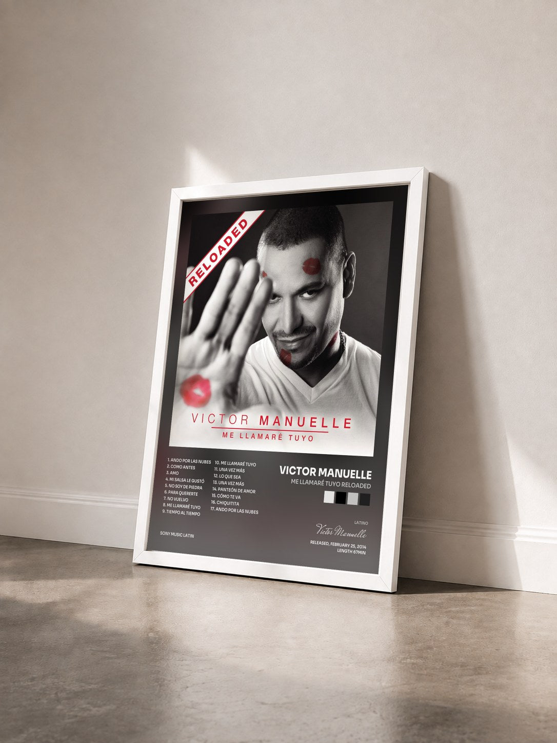 #blanc Tableau de l'album Me Llamaré Tuyo Reloaded de Victor Manuelle vu de trois quarts, cadre blanc