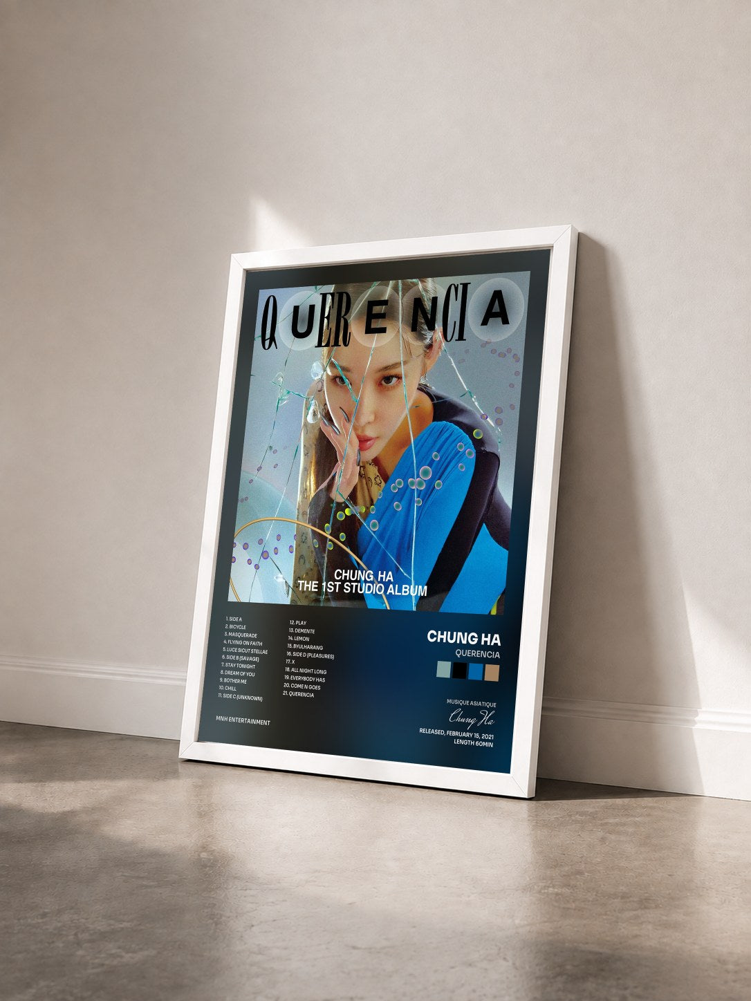 #blanc Tableau de l'album Querencia de Chung Ha vu de trois quarts, cadre blanc