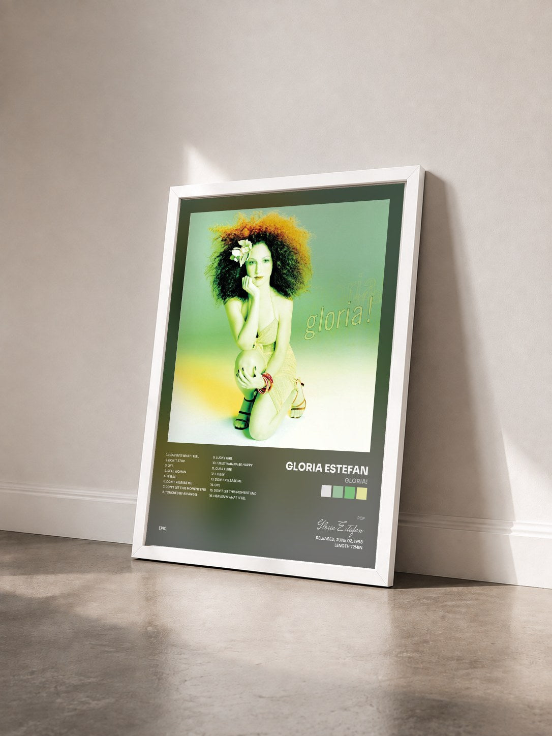 #blanc Tableau de l'album Gloria! de Gloria Estefan vu de trois quarts, cadre blanc