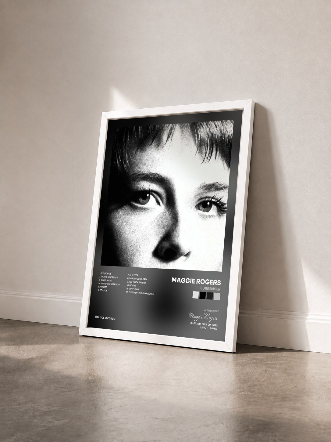 #blanc Tableau de l'album Surrender de Maggie Rogers vu de trois quarts, cadre blanc