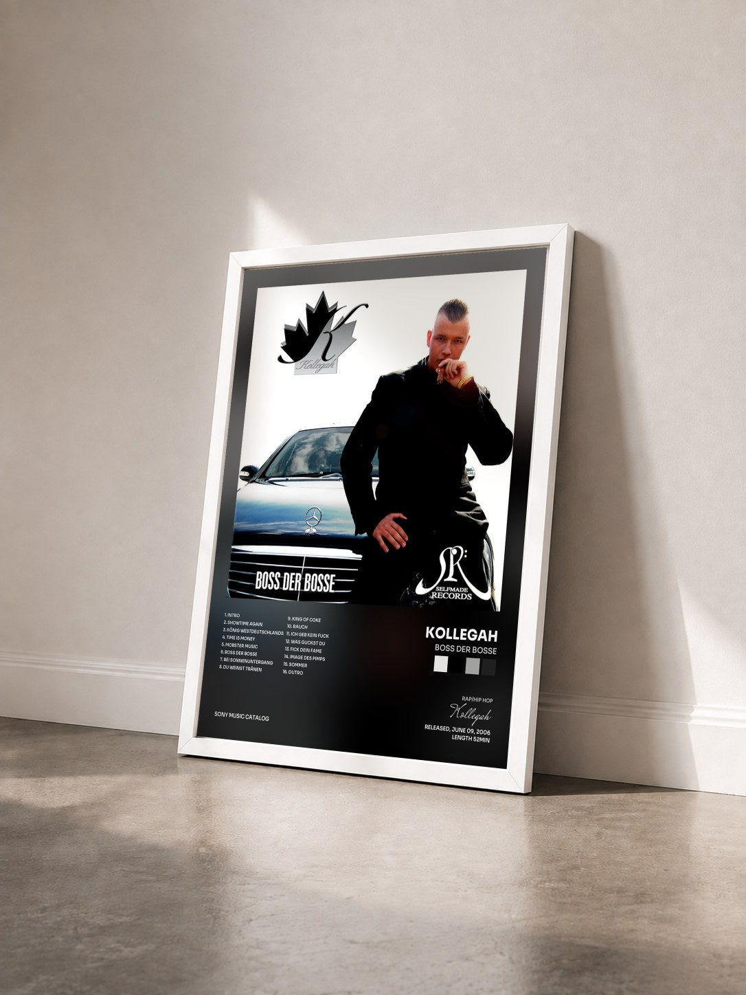 #blanc Tableau de l'album Boss der Bosse de Kollegah vu de trois quarts, cadre blanc