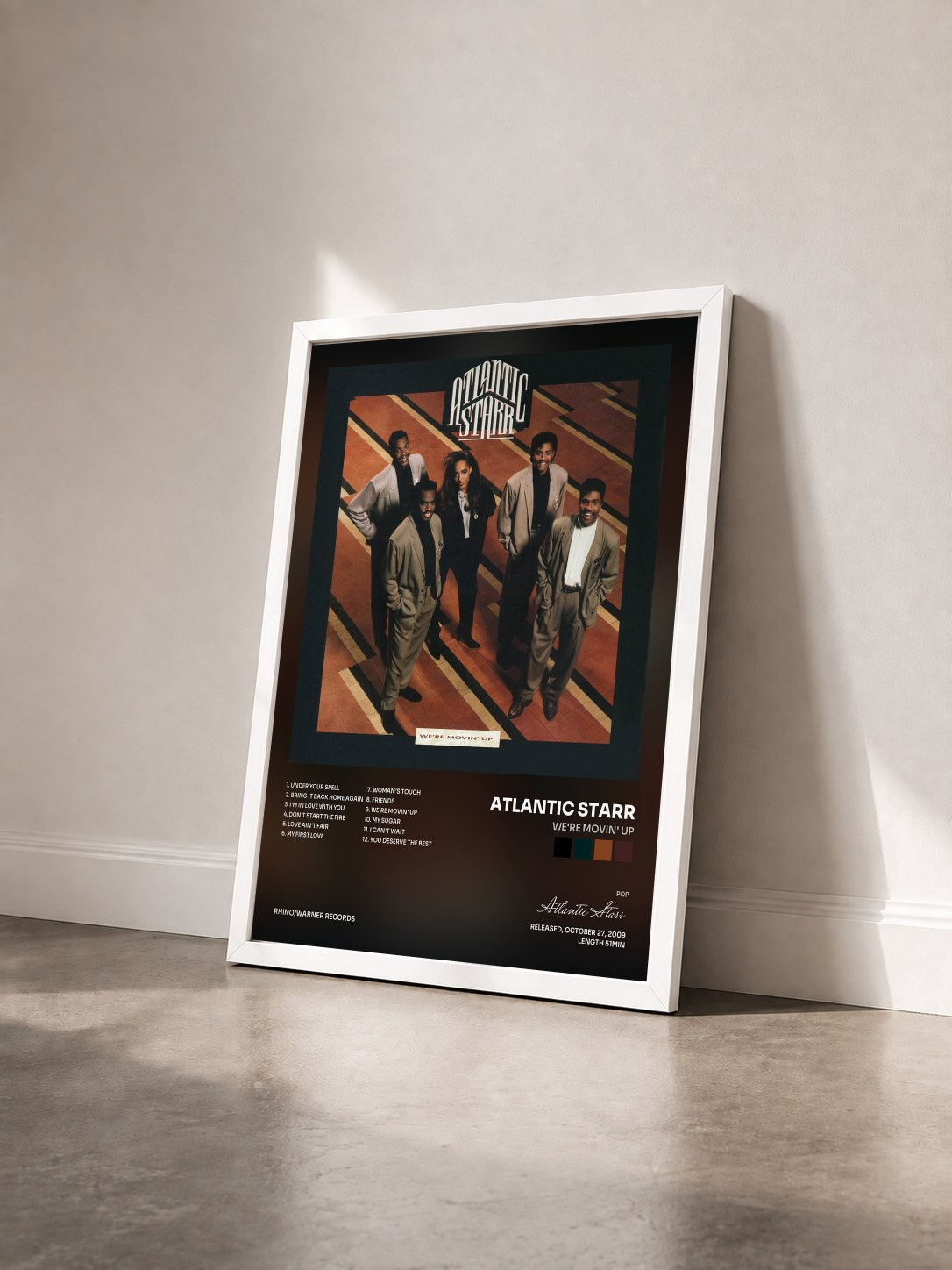 #blanc Tableau de l'album We're Movin' Up de Atlantic Starr vu de trois quarts, cadre blanc